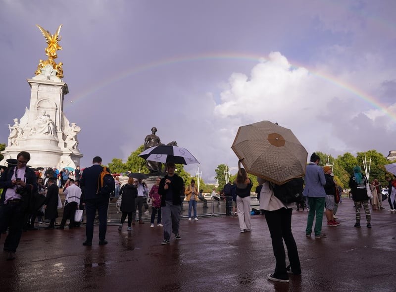 Cau vong doi bat ngo xuat hien khi Nu hoang Elizabeth II bang ha-Hinh-7