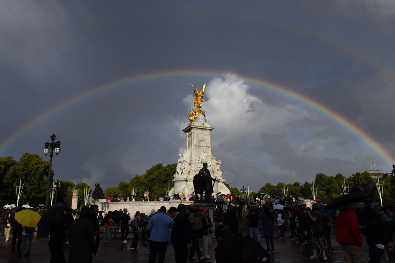 Khoanh khac ky dieu tren linh cuu Nu hoang Elizabeth II-Hinh-6