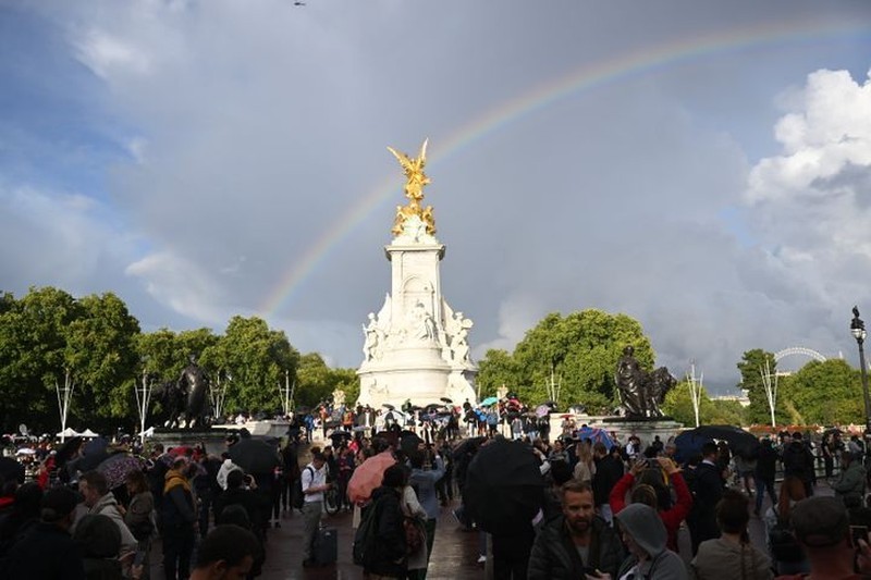 Khoanh khac ky dieu tren linh cuu Nu hoang Elizabeth II-Hinh-7