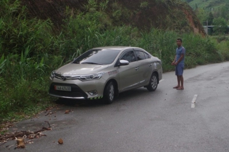 Quang Ninh: Tai xe taxi xam hai be gai 13 tuoi ngay tren xe