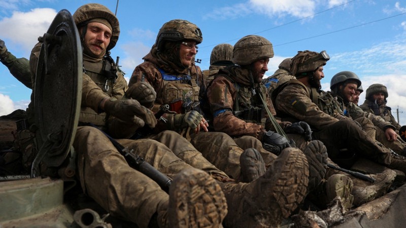 Ukraine o at trien khai binh sy va vu khi toi bien gioi Donbass