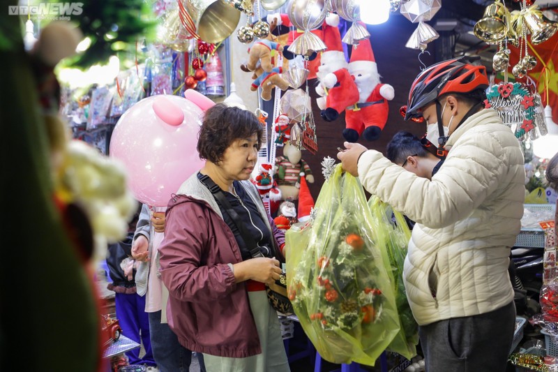 Pho co Ha Noi trang hoang Noel, nuom nuop nguoi van canh-Hinh-18