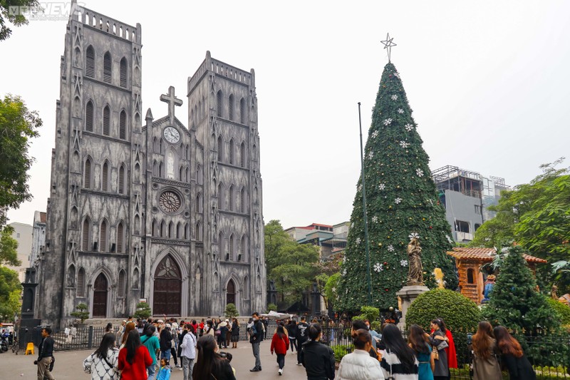 Pho co Ha Noi trang hoang Noel, nuom nuop nguoi van canh