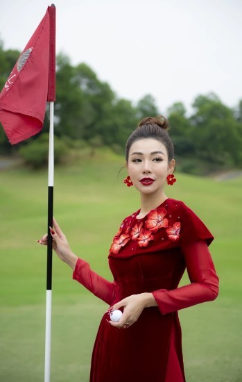 MC Golf so 1 Viet Nam mac ao dai rang ro don nam moi-Hinh-6