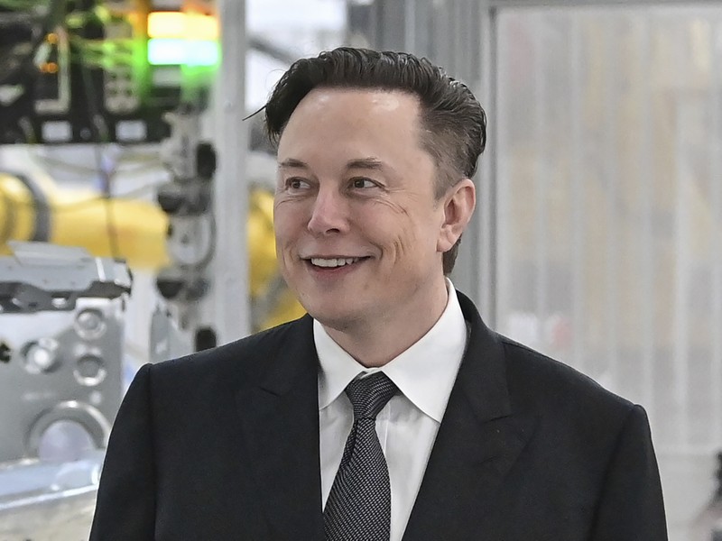 Sot xinh xich tiet lo cua Elon Musk ve UFO ghe tham Trai dat-Hinh-5