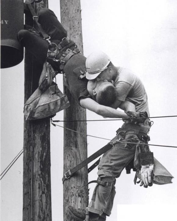 Cau chuyen thu vi sau buc anh noi tieng 'The Kiss That Gave Life'-Hinh-2