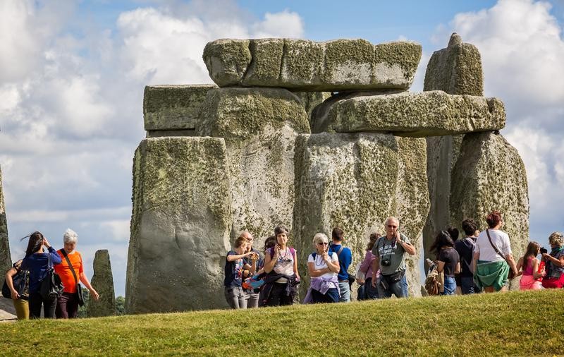 Bi an vu 5 du khach bien mat bi an o bai da co Stonehenge-Hinh-7