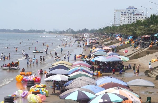 Khong nguoi gac, du khach tu do leo choi canh hinh ban tay o bai bien