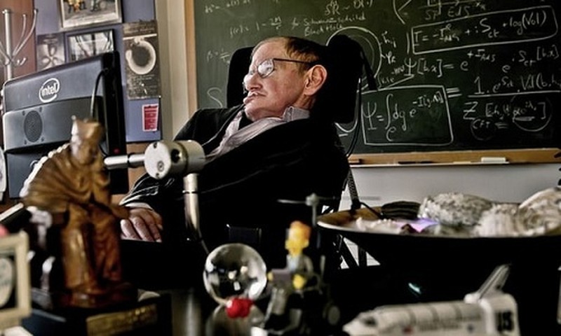 Chan dong thien tai Stephen Hawking tiet lo su that co may thoi gian