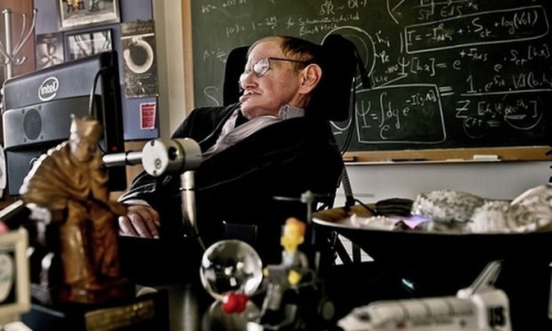 Thien tai vat ly Stephen Hawking noi gi ve co may thoi gian?