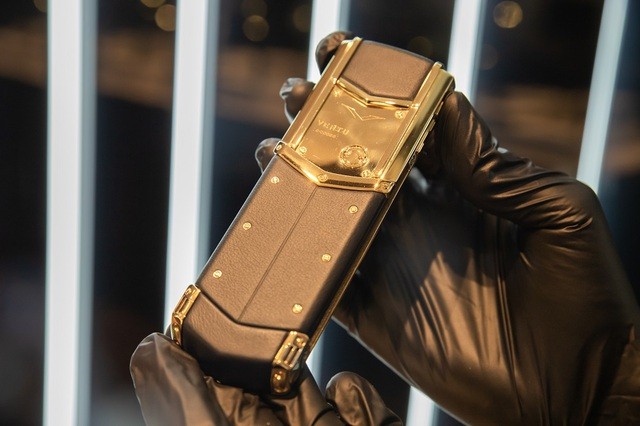 Tận mắt điện thoại Vertu đắt đỏ nhất Việt Nam - Hình 10 Tan mat dien thoai Vertu dat do nhat Viet Nam-Hinh-10