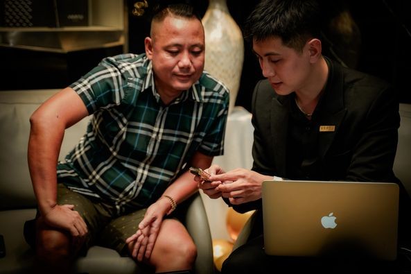 Tận mắt điện thoại Vertu đắt đỏ nhất Việt Nam - Hình 2 Tan mat dien thoai Vertu dat do nhat Viet Nam-Hinh-2
