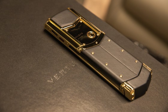 Tận mắt điện thoại Vertu đắt đỏ nhất Việt Nam - Hình 6 Tan mat dien thoai Vertu dat do nhat Viet Nam-Hinh-6