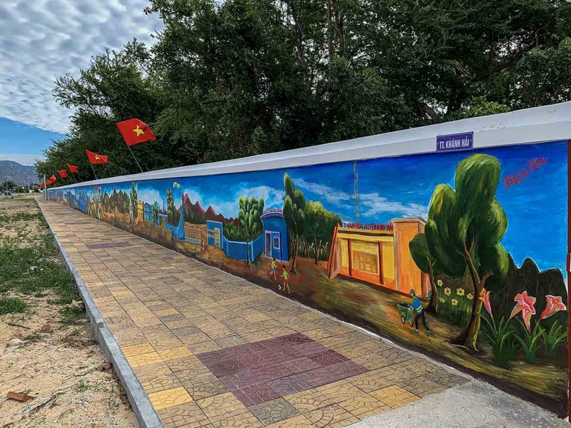 Mãn nhãn bức tường tranh bích họa Ninh Thuận xác lập kỷ lục VN - Hình 3 Man nhan buc tuong tranh bich hoa Ninh Thuan xac lap ky luc VN-Hinh-3