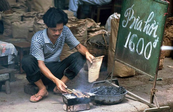 Doc dao bo anh bia hoi via he o Ha Noi nhung nam 1990-Hinh-4