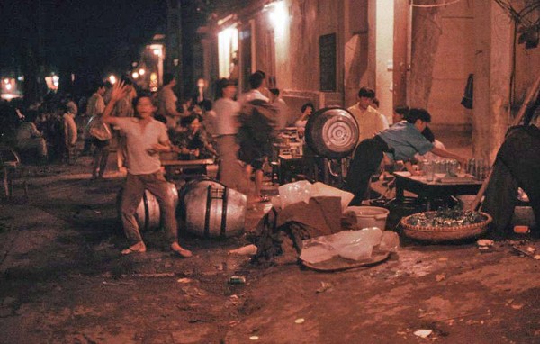 Doc dao bo anh bia hoi via he o Ha Noi nhung nam 1990-Hinh-9