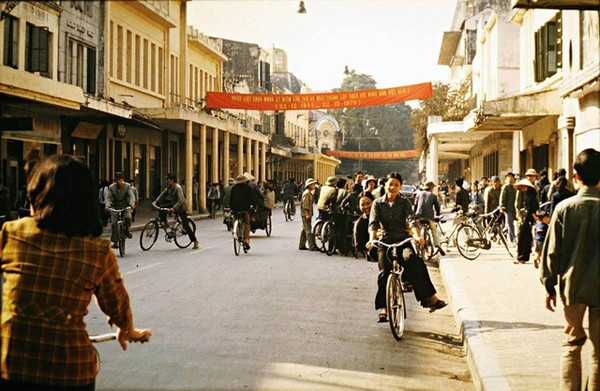 Anh mau song dong ve cuoc song cua nguoi Ha Noi nhung nam 1970-Hinh-2