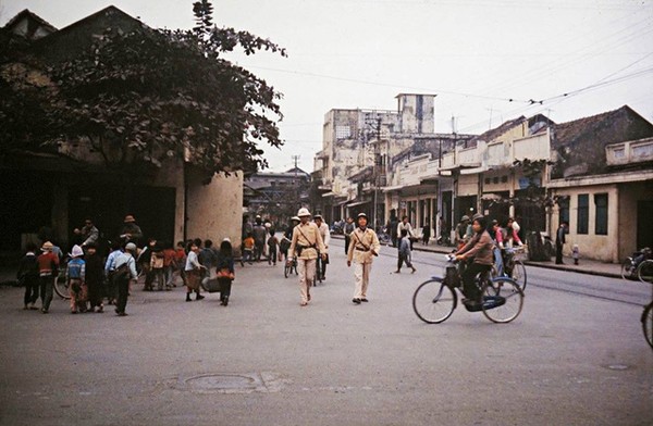 Anh mau song dong ve cuoc song cua nguoi Ha Noi nhung nam 1970-Hinh-6