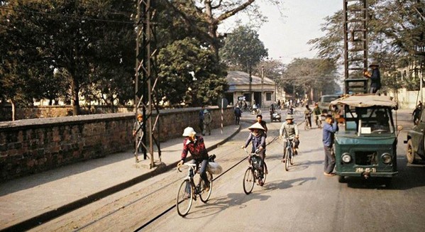 Anh mau song dong ve cuoc song cua nguoi Ha Noi nhung nam 1970