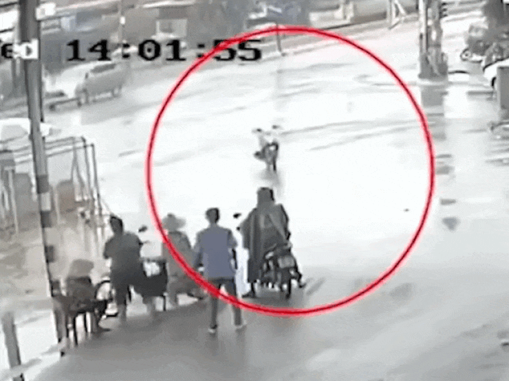 Video: So hai xe may khong nguoi lai lao vun vut tren duong