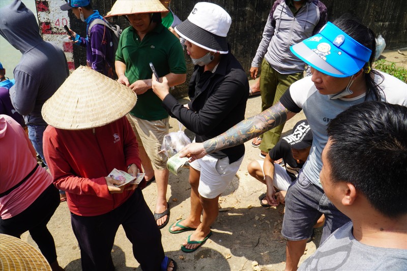 Hang tram nguoi dan do xo ve thuy dien Tri An bat ca khung kiem tien trieu-Hinh-7