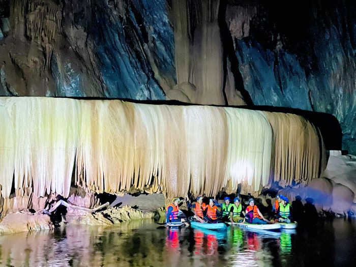 Doc dao ‘khoi thach nhu nhu tam rem’ trong hang dong moi o Quang Binh