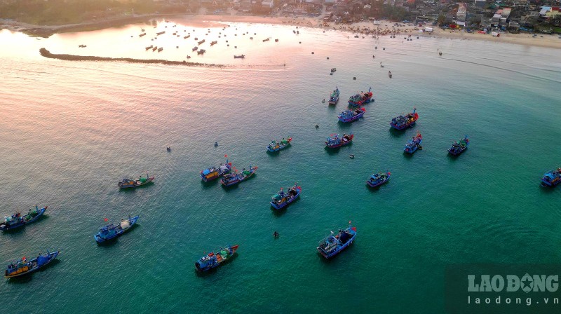 Cho lang bien o Quang Ngai, tren troi anh binh minh