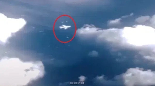 Thuc hu video ghi lai chuyen bay MH370 bien mat tren bau troi?-Hinh-2