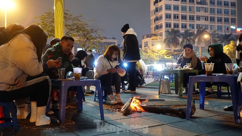 Nguoi Ha Noi dot lua, nuong khoai... de xua di lanh gia-Hinh-7