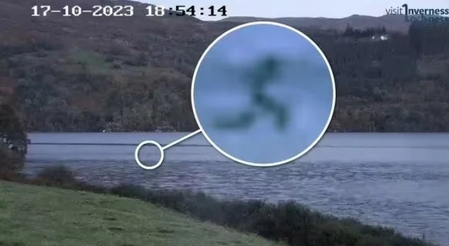 Nong: Quai vat ho Loch Ness troi len, bat ngo de lo “dau va co