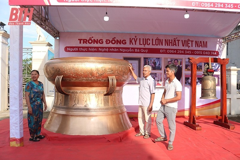 Ngắm trống đồng Ngọc Lũ nặng gần 4 tấn, lớn nhất Việt Nam - Hình 2 Ngam trong dong Ngoc Lu nang gan 4 tan, lon nhat Viet Nam-Hinh-2