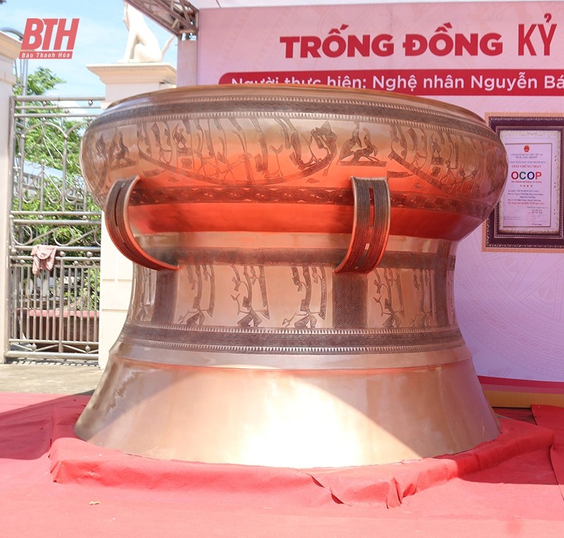Ngắm trống đồng Ngọc Lũ nặng gần 4 tấn, lớn nhất Việt Nam - Hình 3 Ngam trong dong Ngoc Lu nang gan 4 tan, lon nhat Viet Nam-Hinh-3