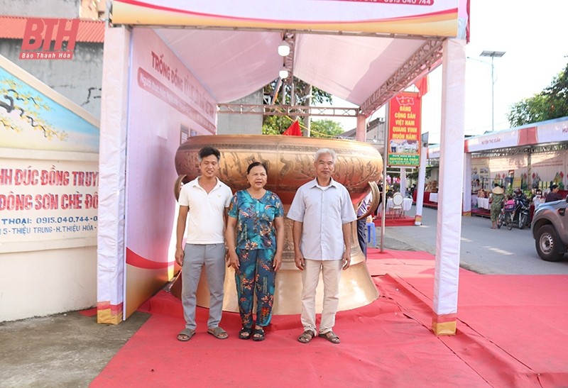 Ngắm trống đồng Ngọc Lũ nặng gần 4 tấn, lớn nhất Việt Nam - Hình 4 Ngam trong dong Ngoc Lu nang gan 4 tan, lon nhat Viet Nam-Hinh-4