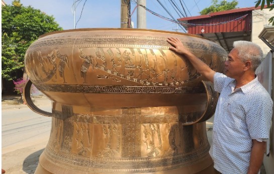 Ngắm trống đồng Ngọc Lũ nặng gần 4 tấn, lớn nhất Việt Nam - Hình 5 Ngam trong dong Ngoc Lu nang gan 4 tan, lon nhat Viet Nam-Hinh-5