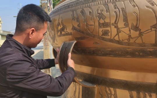 Ngắm trống đồng Ngọc Lũ nặng gần 4 tấn, lớn nhất Việt Nam - Hình 8 Ngam trong dong Ngoc Lu nang gan 4 tan, lon nhat Viet Nam-Hinh-8