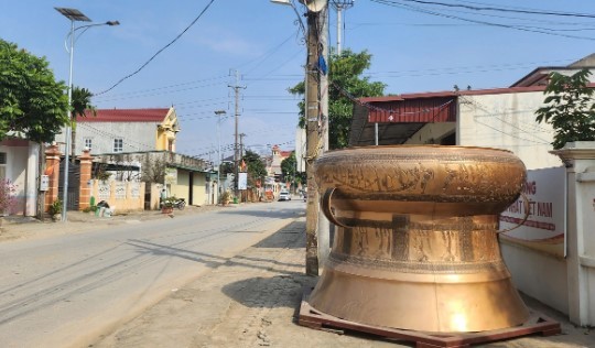 Ngắm trống đồng Ngọc Lũ nặng gần 4 tấn, lớn nhất Việt Nam - Hình 9 Ngam trong dong Ngoc Lu nang gan 4 tan, lon nhat Viet Nam-Hinh-9