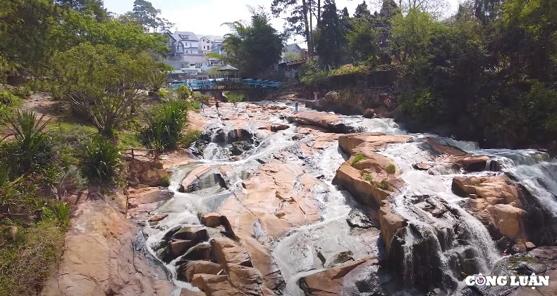 thac cam ly co son nu giua xu ngan hoa da lat hinh 3