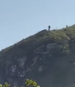 Sự thật “người ngoài hành tinh” cao 3m xuất hiện trên đỉnh đồi Brazil - Hình 3 Su that “nguoi ngoai hanh tinh” cao 3m xuat hien tren dinh doi Brazil-Hinh-3