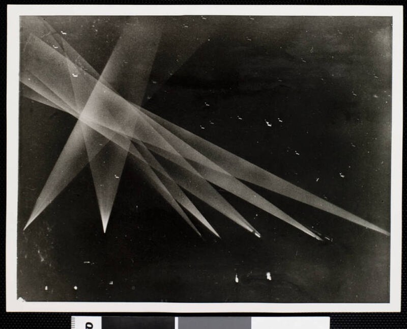 View - 	UFO xuất hiện trong Thế chiến 2 Mỹ nã 10 tấn đạn không hề hấn