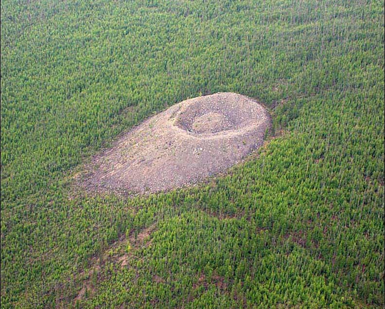 Bi an mieng nui lua nghi dau vet UFO cua nguoi ngoai hanh tinh-Hinh-2