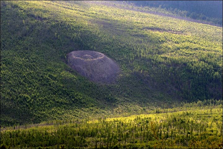 Bi an mieng nui lua nghi dau vet UFO cua nguoi ngoai hanh tinh-Hinh-6