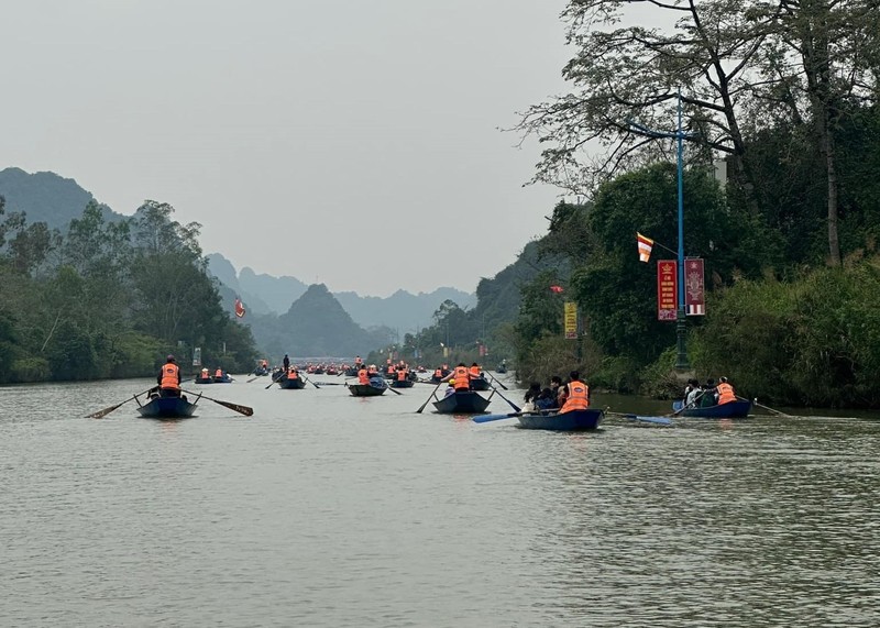 Chua khai hoi, hang van du khach do ve chua Huong dau nam moi-Hinh-3