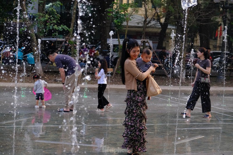 Ha Noi: Vuon hoa Hang Dau 'thay ao moi' khien du khach thich thu-Hinh-6