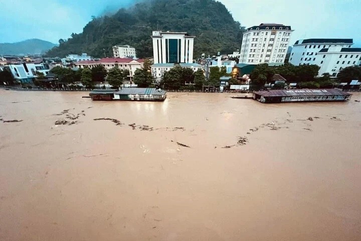 Thu tuong yeu cau khan truong khac phuc hau qua mua lu