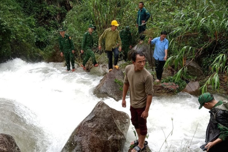 Truot chan nga xuong suoi, 2 nguoi thoat chet nho bam vao day rung