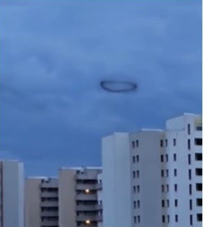 Bi an vong tron mau den nghi UFO xuat hien o Berlin-Hinh-2