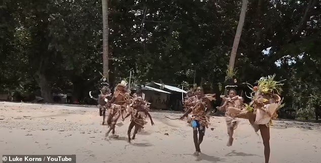 Cuộc sống ở hòn đảo không dùng tiền, không điện - Hình 3 Cuoc song o hon dao khong dung tien, khong dien-Hinh-3