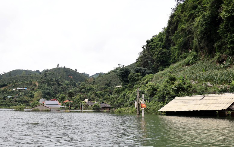 Pho Thu tuong Le Thanh Long thi sat vung ngap lut, tham hoi nguoi dan Son La-Hinh-3