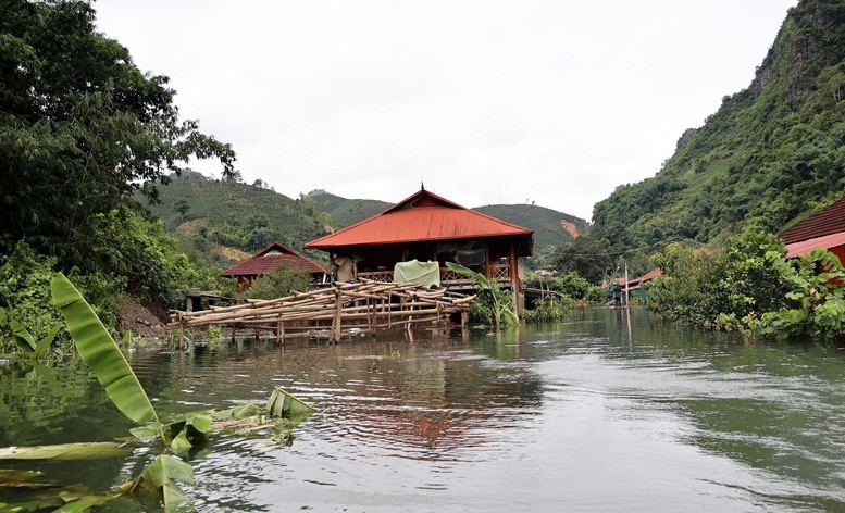 Pho Thu tuong Le Thanh Long thi sat vung ngap lut, tham hoi nguoi dan Son La-Hinh-4