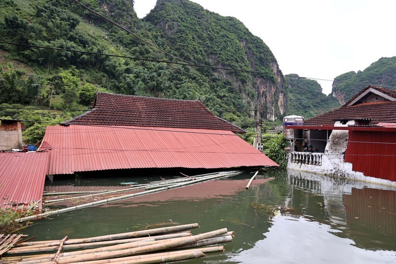 Pho Thu tuong Le Thanh Long thi sat vung ngap lut, tham hoi nguoi dan Son La-Hinh-5